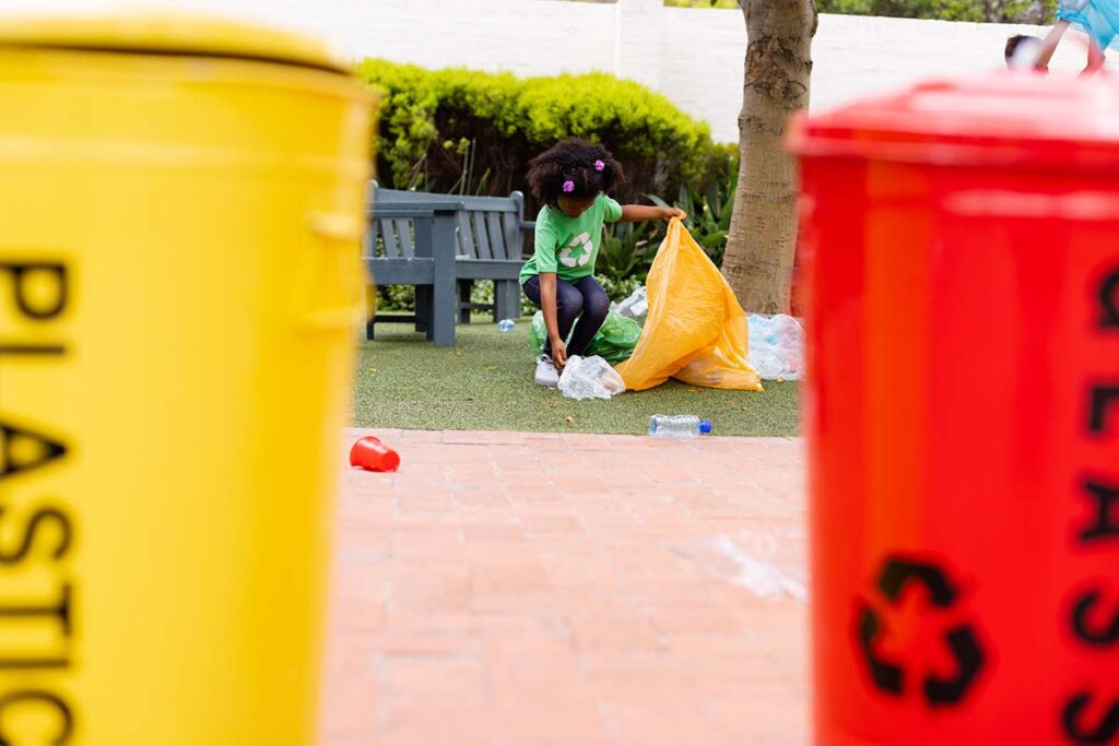 Niña recogiendo en centro escolar