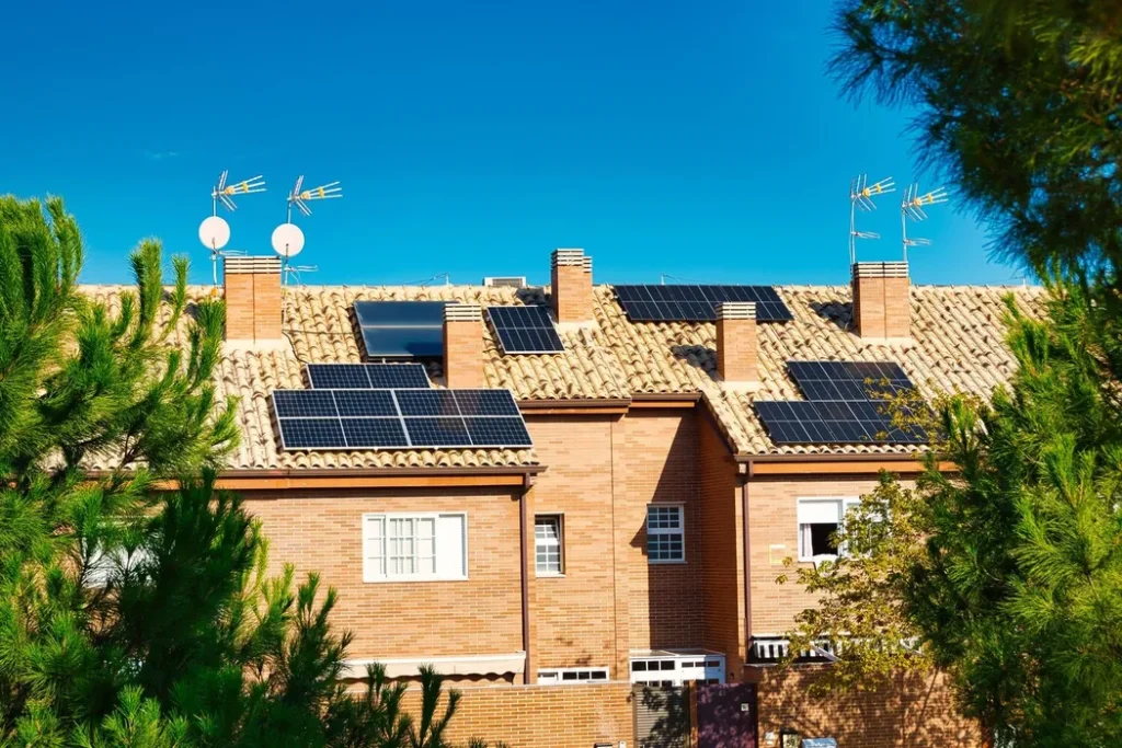 La importancia de limpiar las placas solares en primavera